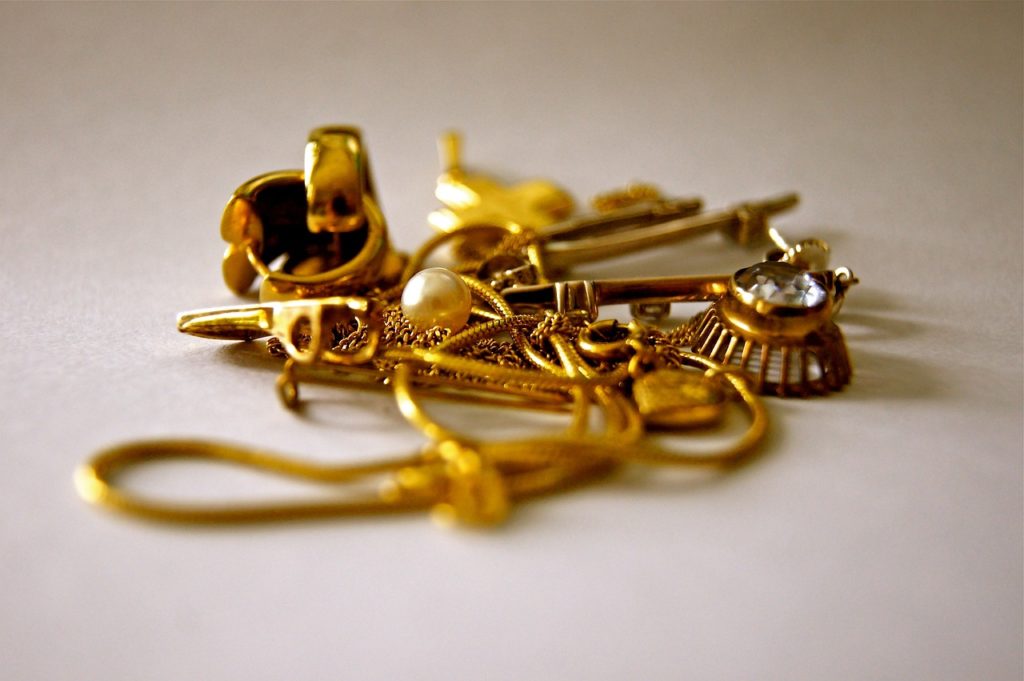 כמה עולים עגילי זהב צמודים?