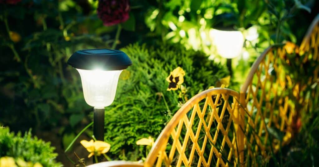 כמה עולה תאורה סולארית לגינה